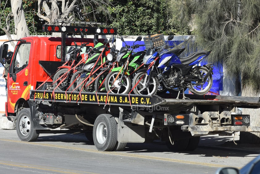 Fue mediante filtros de agentes que se sacaron de circulación y decomisaron alrededor de 15 vehículos que no portaban sus placas, además de que sus conductores no lograron comprobar la situación regular de las mismas, ante ello tenían preparadas camionetas y una grúa para subir las motocicletas y llevarlas hasta el corralón municipal.