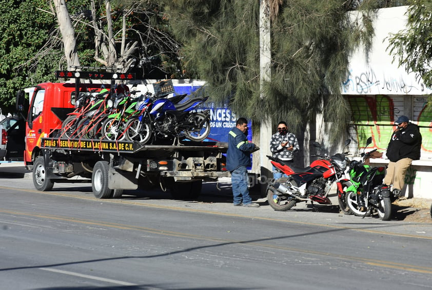 Las acciones para regularizar el tránsito de motociclistas han generado ya diversas reacciones de parte de ese gremio, quienes incluso realizaron durante el domingo una manifestación en la Plaza Mayor de Torreón, específicamente por la prohibición que se las ha impuesto para circular por los carriles centrales del periférico.