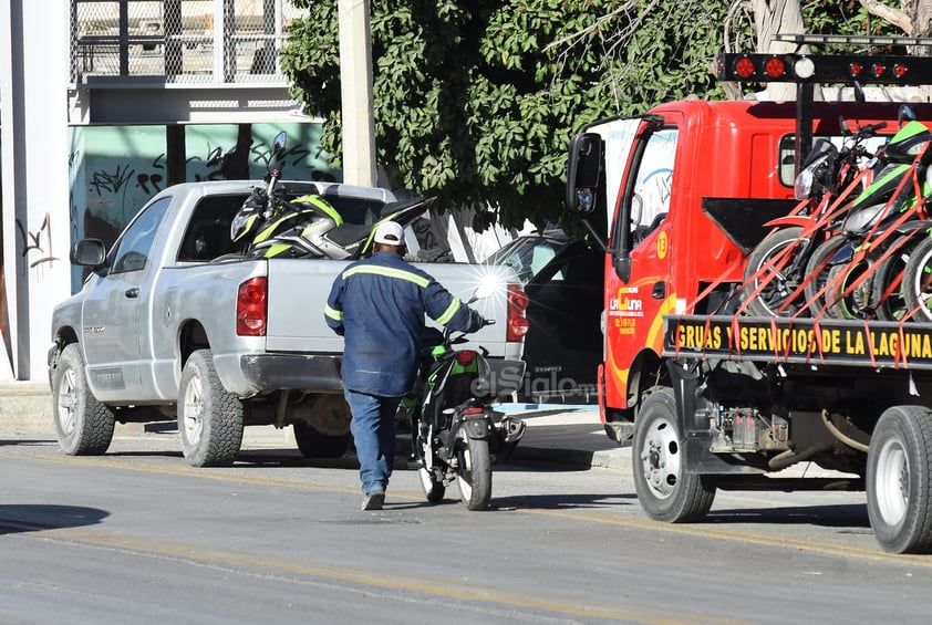 Al respecto, el alcalde de Torreón, Jorge Zermeño, advirtió que lo único que se busca es evitar accidentes viales y que ese tipo de vehículos circulen conforme marca el reglamento, incluso durante ayer lunes por la tarde, se tuvo una reunión entre representantes de colectivos de motociclistas, personal de la Secretaría del Ayuntamiento y de la Dirección de Movilidad Urbana de Torreón.