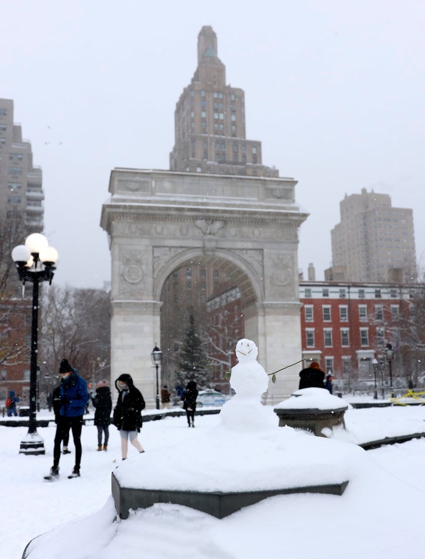 En la Gran Manzana cayeron alrededor de 25 centímetros de nieve, más que en todo el invierno pasado, y las precipitaciones continuaban aún en la mañana del jueves, aunque según los meteorólogos lo peor de la tormenta ya pasó.