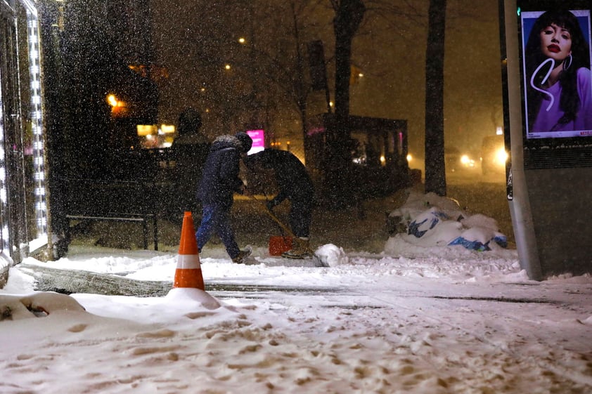 En la Gran Manzana cayeron alrededor de 25 centímetros de nieve, más que en todo el invierno pasado, y las precipitaciones continuaban aún en la mañana del jueves, aunque según los meteorólogos lo peor de la tormenta ya pasó.