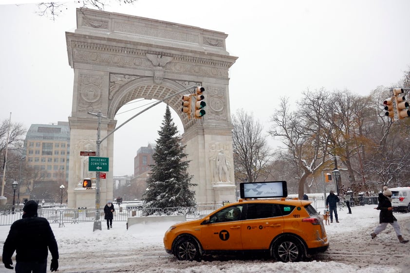 En la Gran Manzana cayeron alrededor de 25 centímetros de nieve, más que en todo el invierno pasado, y las precipitaciones continuaban aún en la mañana del jueves, aunque según los meteorólogos lo peor de la tormenta ya pasó.