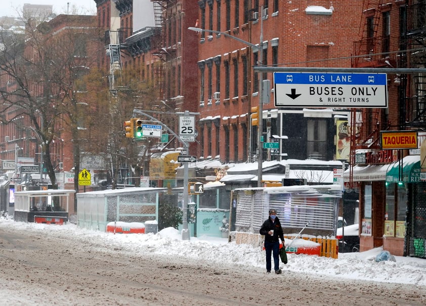 Las escuelas neoyorquinas permanecían cerradas este jueves, con todos los estudiantes en clases remotas, pero se esperaba que pudiesen reabrir el viernes, según indicó De Blasio en una conferencia de prensa.