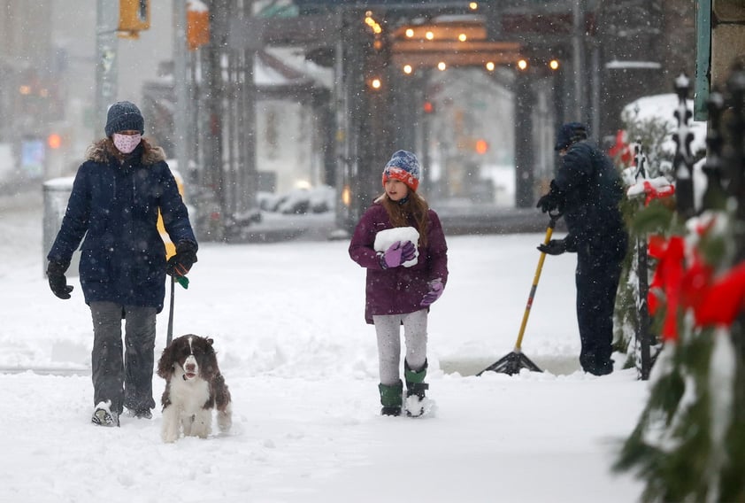 La nieve y los fuertes vientos golpearon en dirección sur-norte buena parte de la costa este estadounidense, incluidas muchas de sus principales ciudades como Filadelfia o Boston, y continuaban dejando importantes precipitaciones en la región de Nueva Inglaterra.