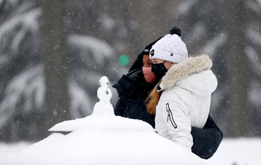 La nieve y los fuertes vientos golpearon en dirección sur-norte buena parte de la costa este estadounidense, incluidas muchas de sus principales ciudades como Filadelfia o Boston, y continuaban dejando importantes precipitaciones en la región de Nueva Inglaterra.