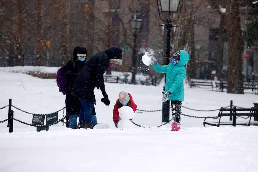 La nieve y los fuertes vientos golpearon en dirección sur-norte buena parte de la costa este estadounidense, incluidas muchas de sus principales ciudades como Filadelfia o Boston, y continuaban dejando importantes precipitaciones en la región de Nueva Inglaterra.