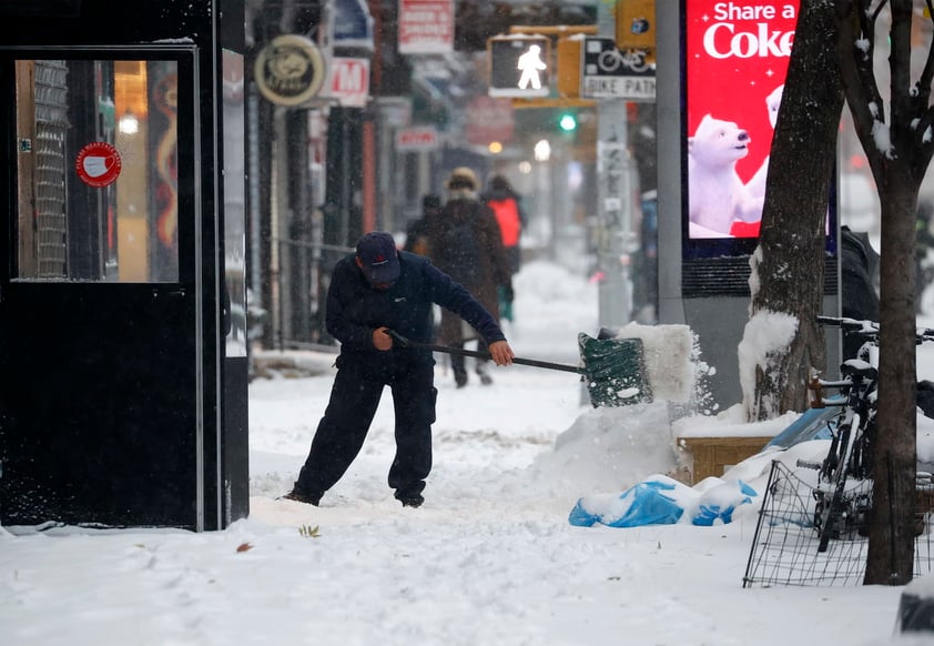 En las carreteras la nieve provocó además numerosos accidentes, incluido uno con dos víctimas mortales en Pensilvania y otro en la ciudad de Nueva York que dejó a media docena de personas hospitalizadas.