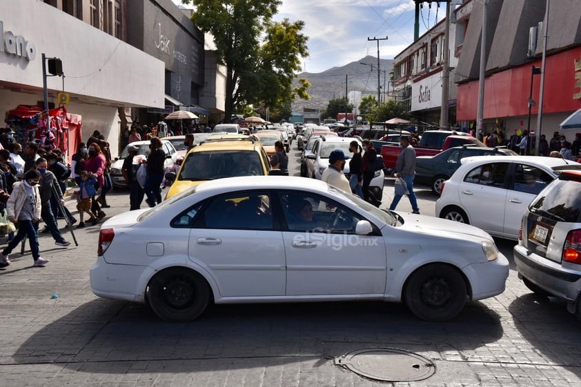 Se olvidan del COVID-19 y abarrotan el centro de Torreón, Gómez Palacio y Lerdo por compras navideñas