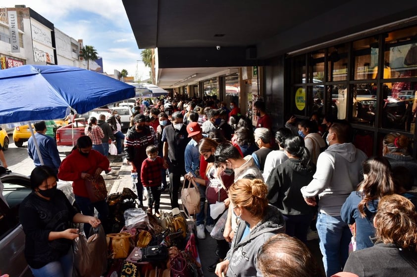 Se olvidan del COVID-19 y abarrotan el centro de Torreón, Gómez Palacio y Lerdo por compras navideñas