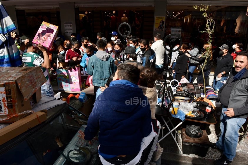 Se olvidan del COVID-19 y abarrotan el centro de Torreón, Gómez Palacio y Lerdo por compras navideñas