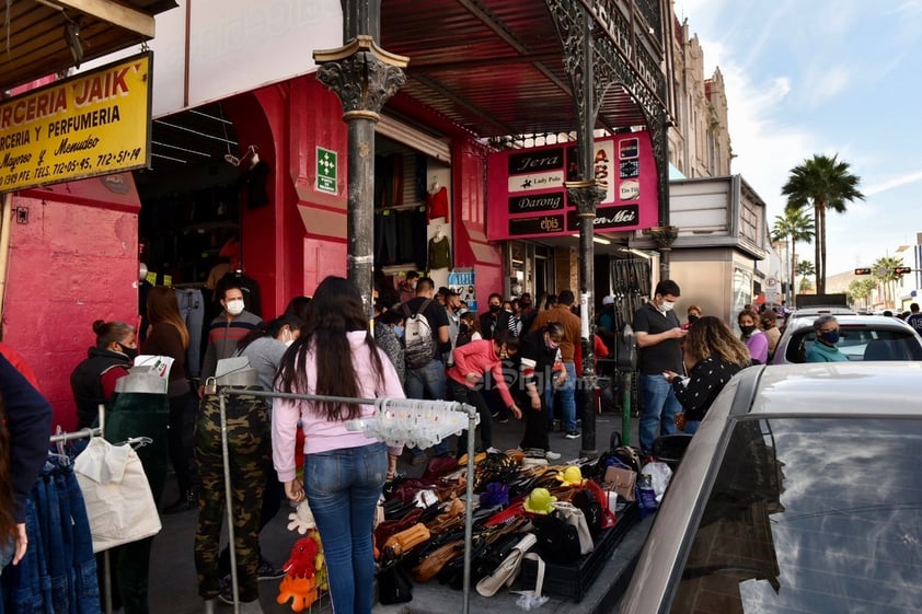 Se olvidan del COVID-19 y abarrotan el centro de Torreón, Gómez Palacio y Lerdo por compras navideñas