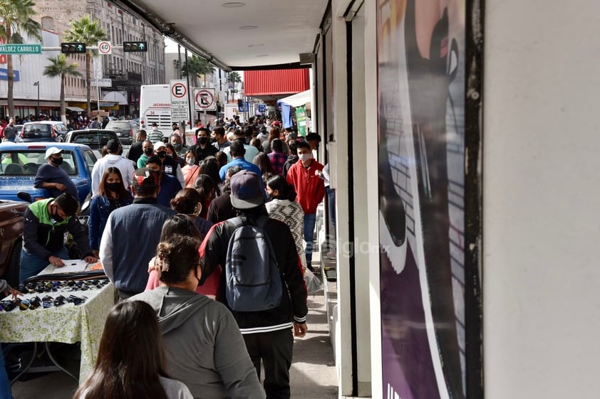 Se olvidan del COVID-19 y abarrotan el centro de Torreón, Gómez Palacio y Lerdo por compras navideñas