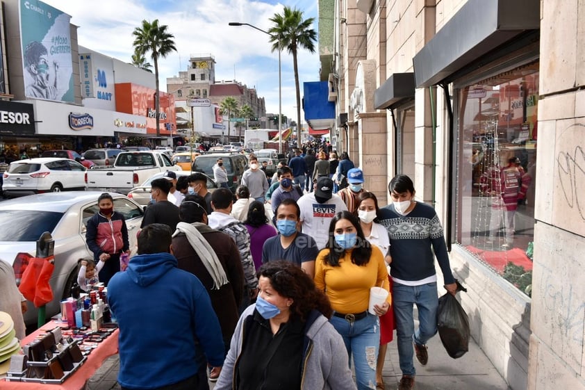 Se olvidan del COVID-19 y abarrotan el centro de Torreón, Gómez Palacio y Lerdo por compras navideñas