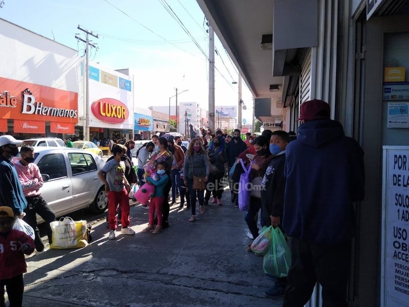 Se olvidan del COVID-19 y abarrotan el centro de Torreón, Gómez Palacio y Lerdo por compras navideñas