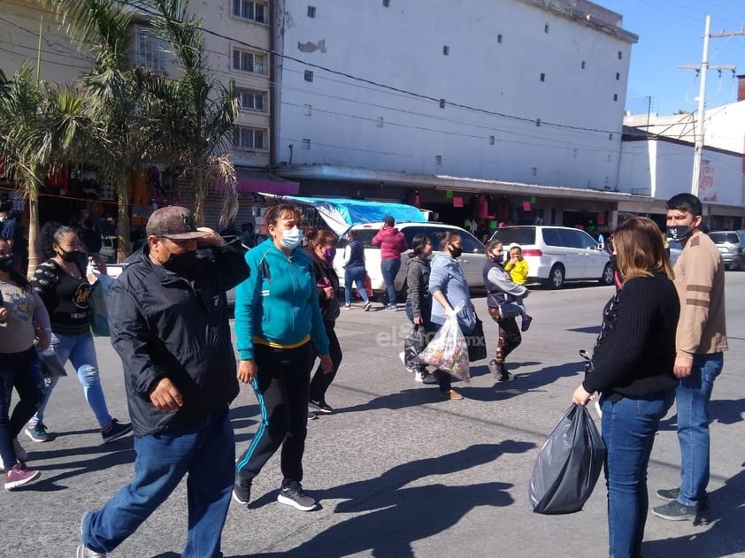 Se olvidan del COVID-19 y abarrotan el centro de Torreón, Gómez Palacio y Lerdo por compras navideñas