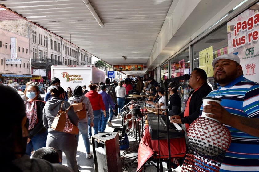 Música en vivo. Un grupo de músicos improvisó un pequeño escenario y se instaló a las afueras de una farmacia para interpretar sus melodías a centímetros de los transeúntes de la Zona Centro.