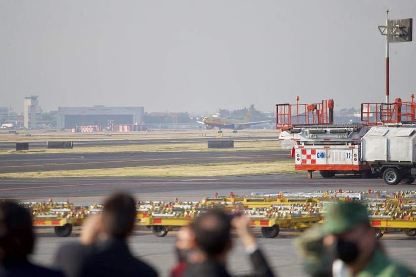 El avión con las primeras dosis de la vacuna de Pfizer aterrizó en la mañana en el aeropuerto de Ciudad de México.