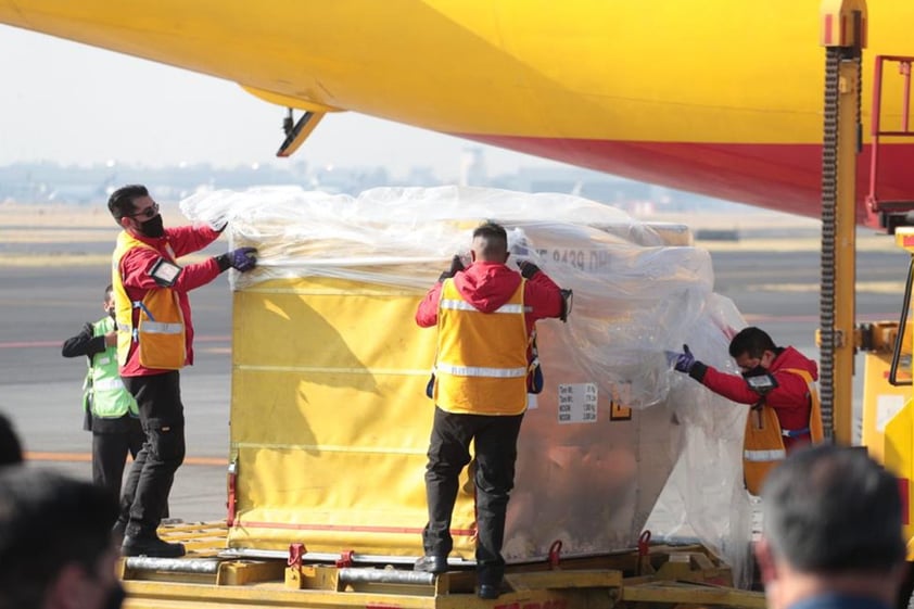 El avión, de la compañía de mensajería DHL, aterrizó con una cantidad de dosis todavía por confirmar en el Aeropuerto Internacional de la Ciudad de México a las 9.02 hora local (15.02 GMT).