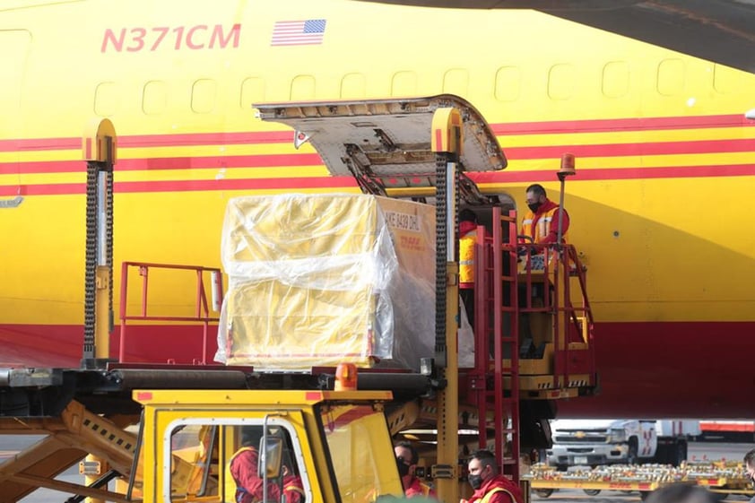 El avión, de la compañía de mensajería DHL, aterrizó con una cantidad de dosis todavía por confirmar en el Aeropuerto Internacional de la Ciudad de México a las 9:02 hora local (15:02 GMT).