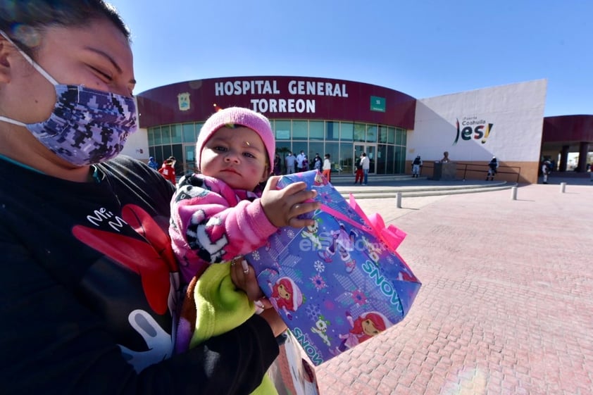 Sorprende a los pequeños pacientes con regalos 