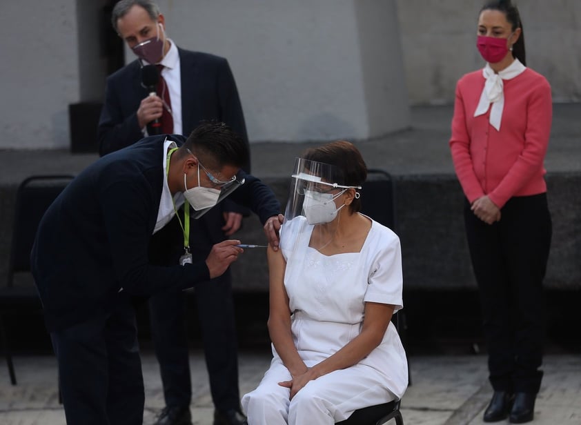 La primera en recibir la vacuna fue la jefa de enfermería de la unidad de terapia intensiva del Hospital Rubén Leñero, María Irene Ramirez, de 59 años.