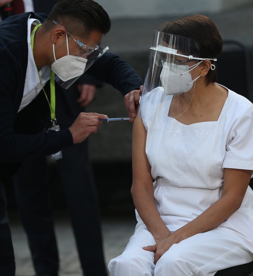 La primera en recibir la vacuna fue la jefa de enfermería de la unidad de terapia intensiva del Hospital Rubén Leñero, María Irene Ramirez, de 59 años.