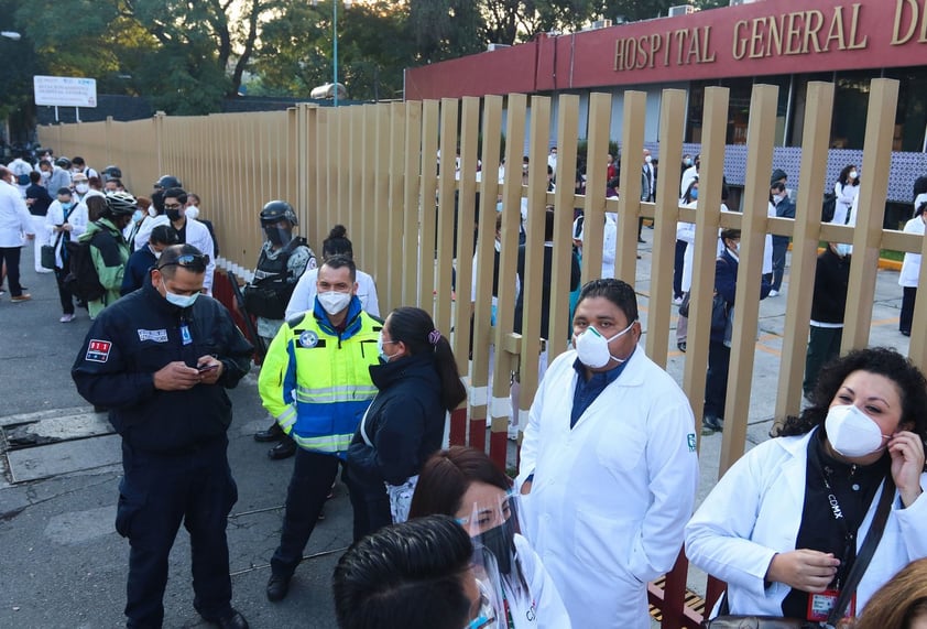 La inoculación inició en el Hospital General de la CDMX y en sedes militares de Querétaro, Toluca y Estado de México.