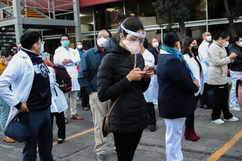 El traslado de vacunas estuvo acompañado de un operativo de seguridad que incluyó a varios hombres y vehículos de la Sedena.