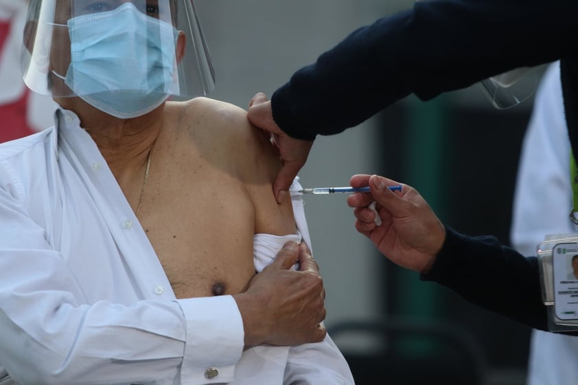 Desde antes de las 7:00 horas, los médicos y enfermeros que integran el Hospital comenzaron a hacer fila para ser vacunados.