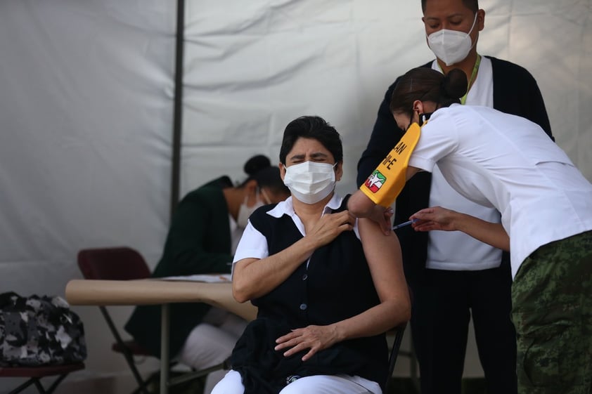 Desde antes de las 7:00 horas, los médicos y enfermeros que integran el Hospital comenzaron a hacer fila para ser vacunados.