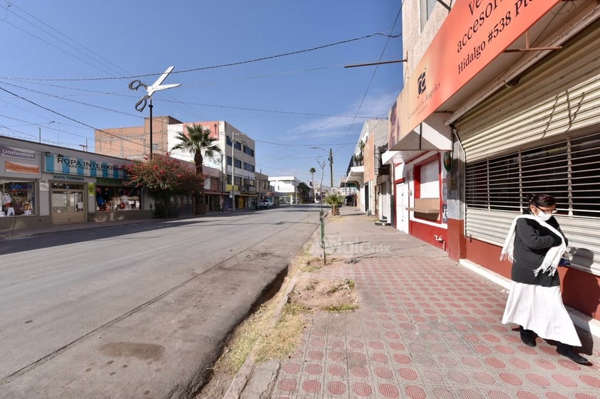 Sin ambulantes. La mayoría de los comerciantes ambulantes y de comida que se instalan a las afueras del Mercado Juárez en Torreón no trabajaron el día de ayer y solamente se pudieron observar a unos pocos.