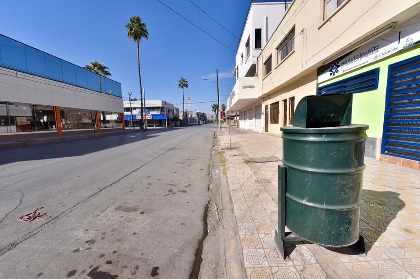 Un respiro. Ayer los pocos ciudadanos que acudieron al Centro pudieron disfrutar de una imagen muy poco usual: la de ver las calles sin personas y con pocos automóviles.