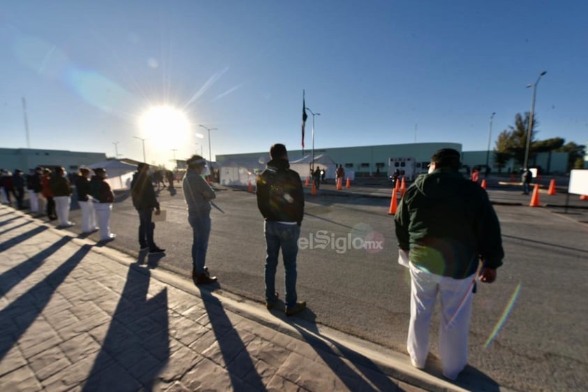 El acto protocolario inició a las 8:00 horas de este martes en el Hospital Militar Regional de esta ciudad y fue encabezado por el secretario de Salud de Coahuila, Roberto Bernal Gómez así como por el General de Brigada Diplomado de Estado Mayor, Guillermo Ortega Luna, comandante de la XI Región Militar y el secretario del Ayuntamiento, Sergio Lara Galván, en representación del alcalde Jorge Zermeño.