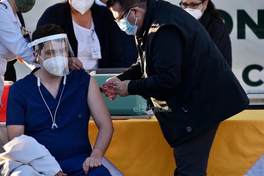 El acto protocolario inició a las 8:00 horas de este martes en el Hospital Militar Regional de esta ciudad y fue encabezado por el secretario de Salud de Coahuila, Roberto Bernal Gómez así como por el General de Brigada Diplomado de Estado Mayor, Guillermo Ortega Luna, comandante de la XI Región Militar y el secretario del Ayuntamiento, Sergio Lara Galván, en representación del alcalde Jorge Zermeño.