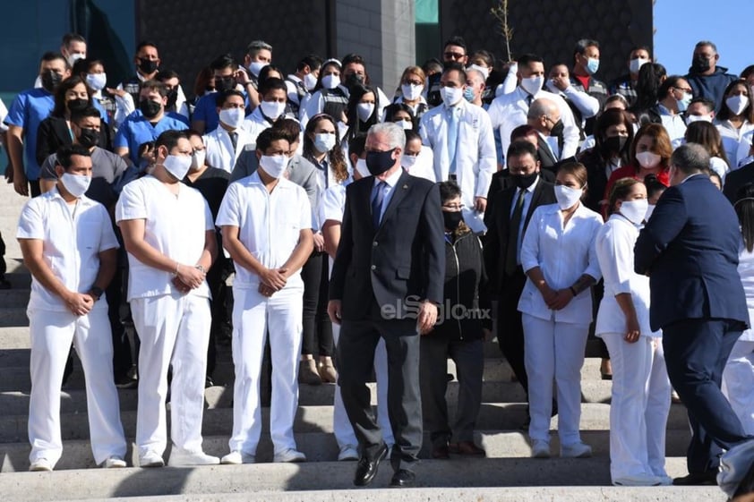 Fue en punto de las 09:00 horas que se llevaron a cabo los tradicionales honores y el izamiento de la bandera monumental, además se realizó una reseña respecto a la conmemoración que tiene sus antecedentes en el año de 1940 durante el mandato del entonces presidente Lázaro Cárdenas.