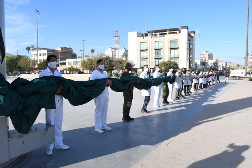 Fue en punto de las 09:00 horas que se llevaron a cabo los tradicionales honores y el izamiento de la bandera monumental, además se realizó una reseña respecto a la conmemoración que tiene sus antecedentes en el año de 1940 durante el mandato del entonces presidente Lázaro Cárdenas.