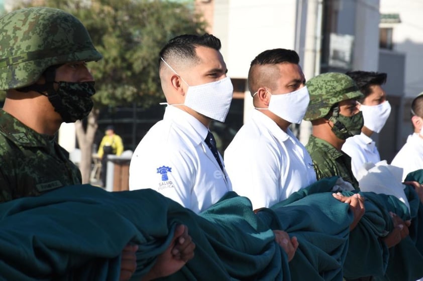 Fue en punto de las 09:00 horas que se llevaron a cabo los tradicionales honores y el izamiento de la bandera monumental, además se realizó una reseña respecto a la conmemoración que tiene sus antecedentes en el año de 1940 durante el mandato del entonces presidente Lázaro Cárdenas.