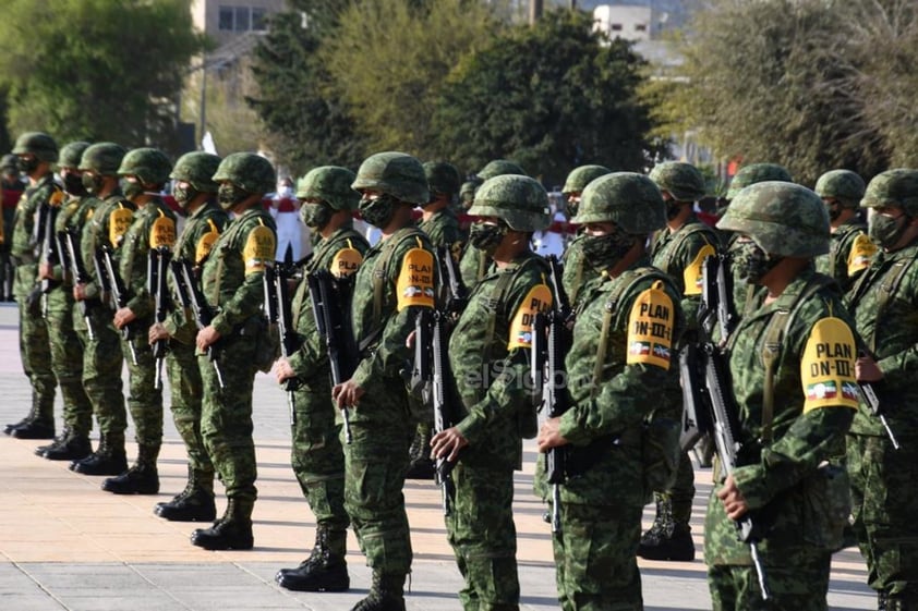 Una vez terminado el protocolo cívico a cargo de miembros del Ejército Mexicano el alcalde realizó un acto de homenaje y saludó a representantes del sector salud en el municipio, además de miembros de corporaciones como la Policía de Torreón, Bomberos y Protección Civil.