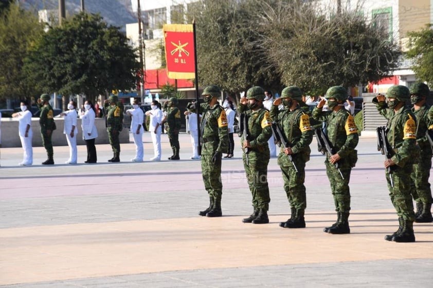 Una vez terminado el protocolo cívico a cargo de miembros del Ejército Mexicano el alcalde realizó un acto de homenaje y saludó a representantes del sector salud en el municipio, además de miembros de corporaciones como la Policía de Torreón, Bomberos y Protección Civil.