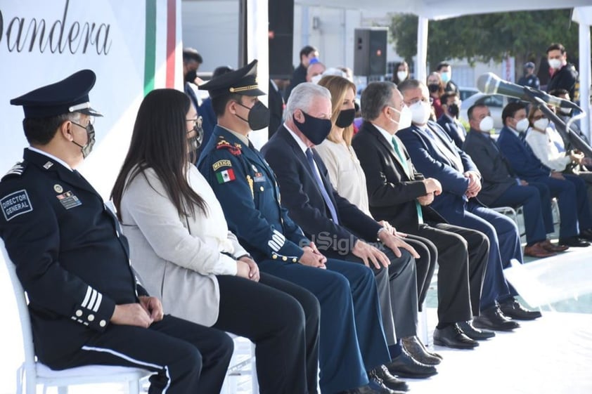 El alcalde Jorge Zermeño destacó el valor de la fecha como una oportunidad para reconocer que en la bandera mexicana se representan a todas y todos los mexicanos, esto al margen de cuestiones ideológicas, de etnia, religión o de pensamiento político, en ese sentido hizo un llamado a la unidad de cara al futuro y en el contexto de adversidad que ha planteado la pandemia del COVID-19.