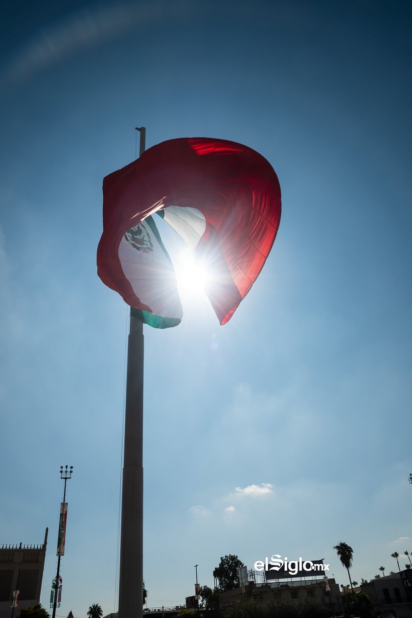 Bandera de México en la Plaza Mayor de Torreón, Coahuila, México