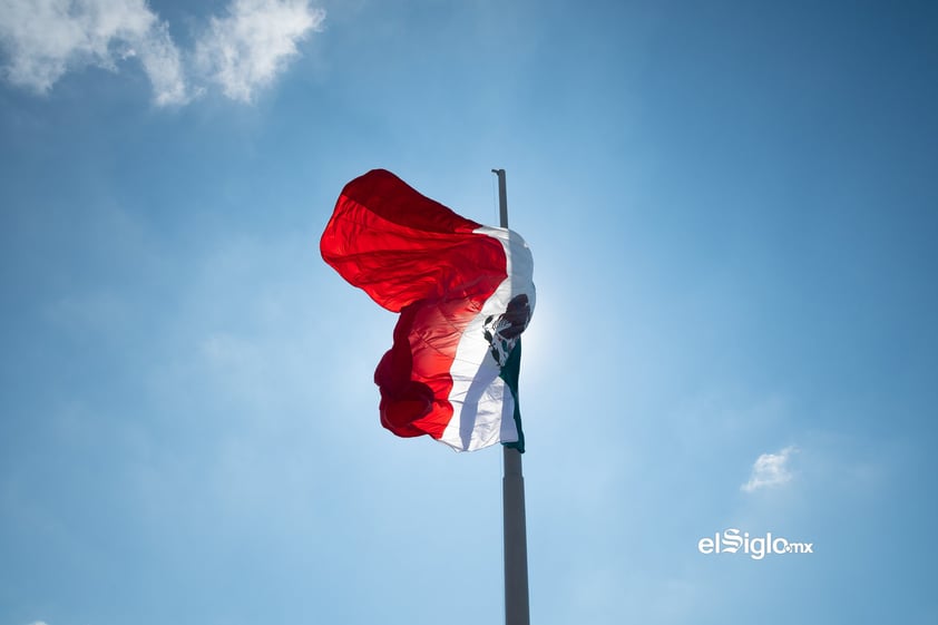 Bandera de México en la Plaza Mayor de Torreón, Coahuila, México