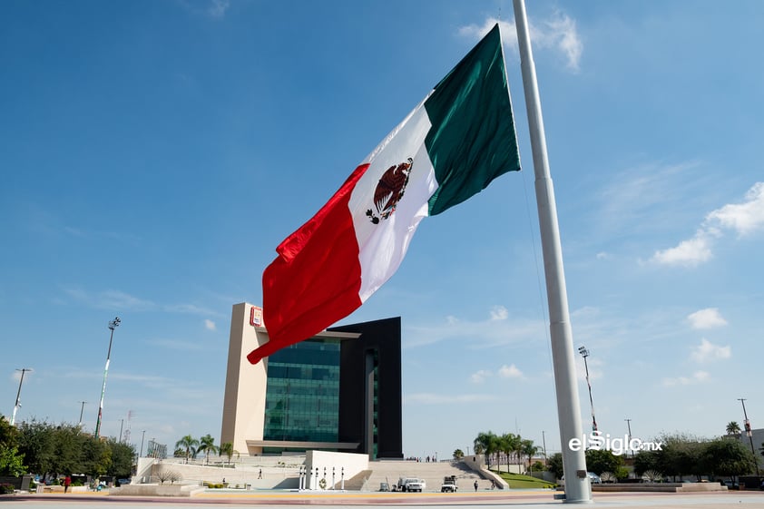 Bandera de México en la Plaza Mayor de Torreón, Coahuila, México