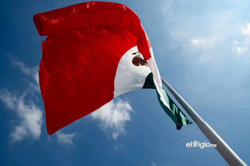 Bandera de México en la Plaza Mayor de Torreón, Coahuila, México