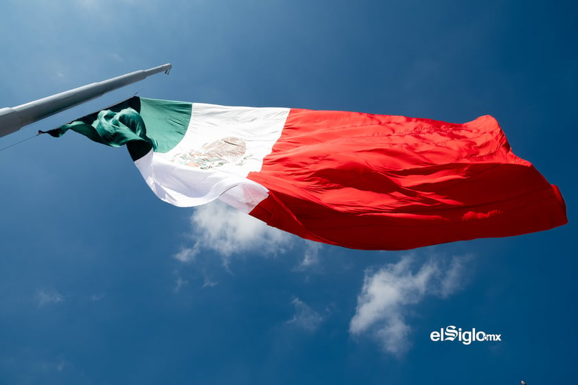 Bandera de México en la Plaza Mayor de Torreón, Coahuila, México