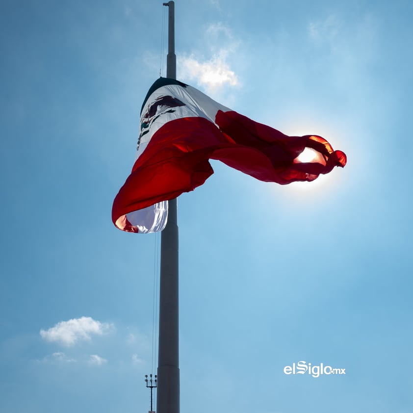 Bandera de México en la Plaza Mayor de Torreón, Coahuila, México