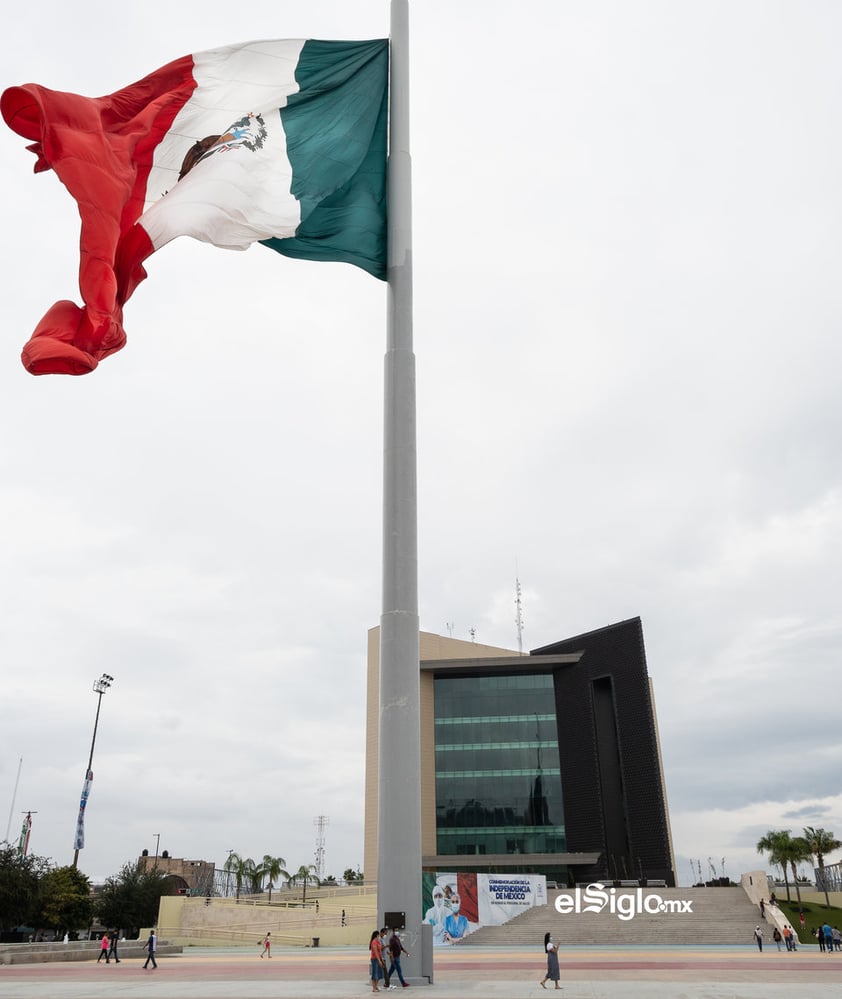 Bandera de México en la Plaza Mayor de Torreón, Coahuila, México