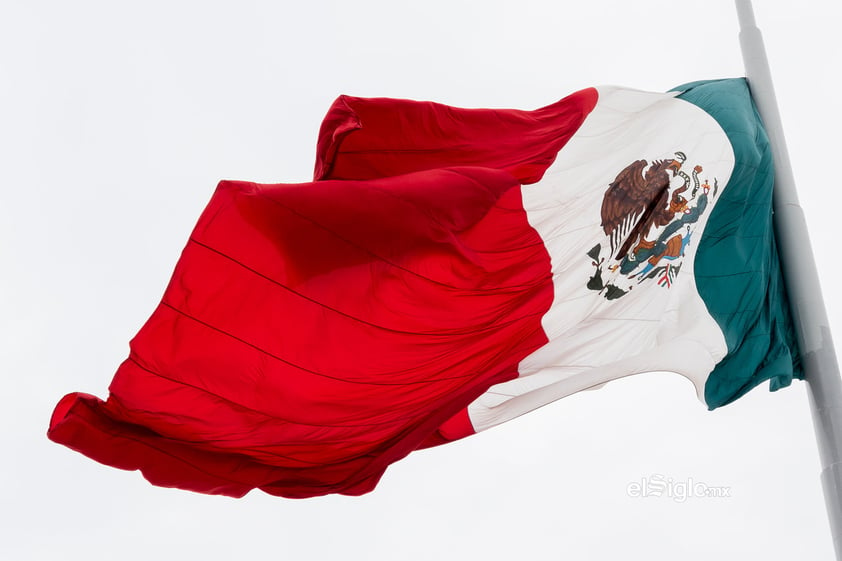 Bandera de México en la Plaza Mayor de Torreón, Coahuila, México