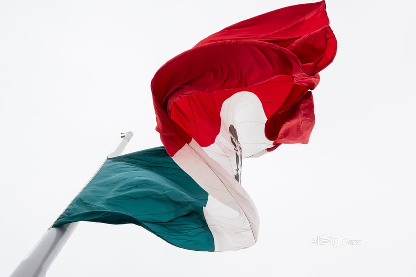 Bandera de México en la Plaza Mayor de Torreón, Coahuila, México