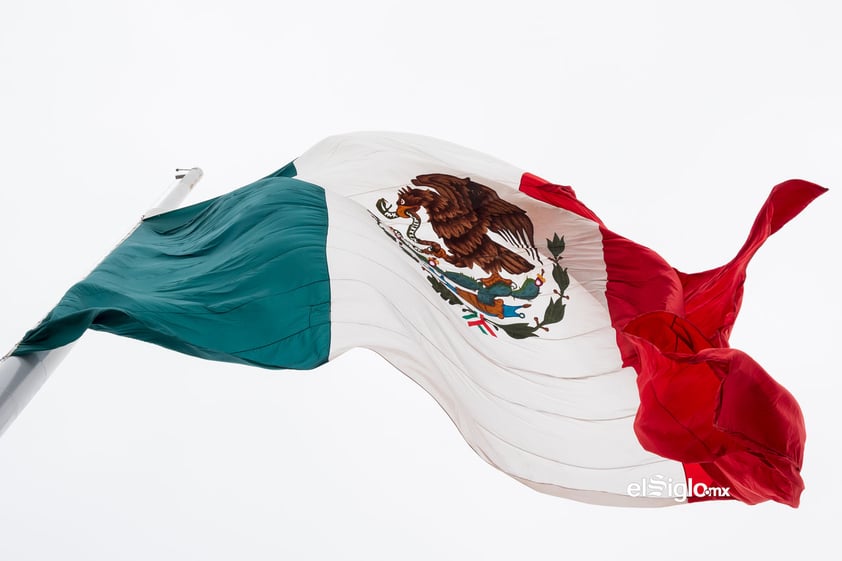 Bandera de México en la Plaza Mayor de Torreón, Coahuila, México